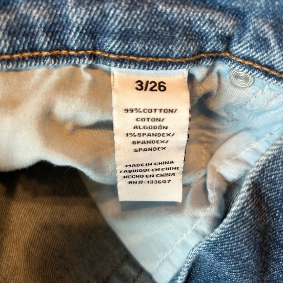 Hi Rise Curvy Mom Jeans - Picture 4 of 11